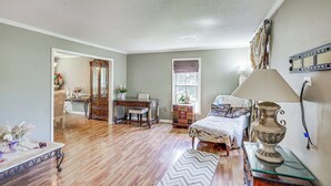 Quarto com cama, penteadeira, cômoda e escrivaninha.