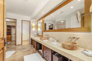 Dusche, Whirlpool, Haartrockner, Handtücher