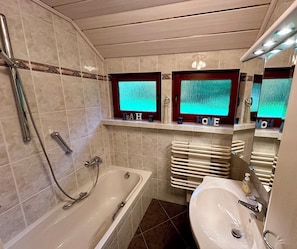 Haartrockner, Handtücher, Seife, Toilettenpapier