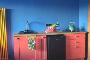 KĂŒhlschrank, Herdplatte, Wasserkocher, Kochgeschirr/Geschirr/Besteck