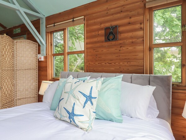 1 Schlafzimmer, individuell dekoriert, individuell eingerichtet