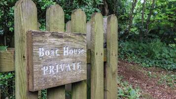 المنطقة المحيطة بالمنشأة