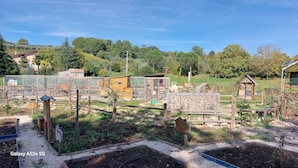 A rural farm with various structures, including a chicken coop, a pigsty, and a small house. - IL POGGIO DEGLI ANTICHI SAPORI (Paternopoli)