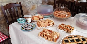 فطور من الأطباق المحلية مجانًا يوميًا