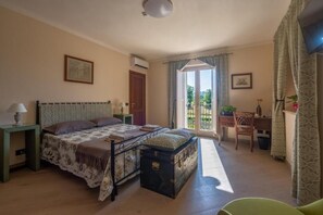 Desk, free WiFi, wheelchair access