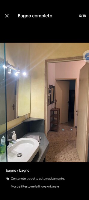Shower, hair dryer, bidet, towels - Beautiful Apartment in Tuscania Nature Reserve (Tuscania)