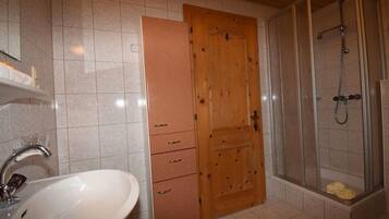 Dusche, Haartrockner, HandtĂŒcher, Toilettenpapier