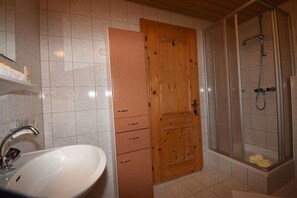 Douche, sèche-cheveux, serviettes fournies, papier toilette