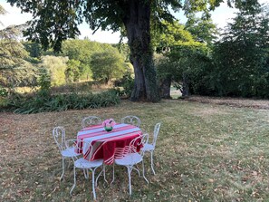 Outdoor dining - New! Family home surrounded by nature, close to lakes and volcanoes. (Romagnat)