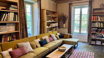 Fernseher, Kamin, DVD-Player, Bücher