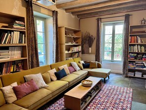 TV, fireplace, DVD player, books