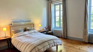6 Schlafzimmer, Schreibtisch, Bügeleisen/Bügelbrett, Reisekinderbett
