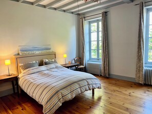 6 bedrooms, desk, iron/ironing board, travel cot