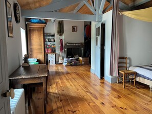6 bedrooms, desk, iron/ironing board, travel cot