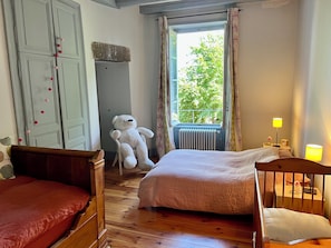 6 chambres, bureau, fer et planche à repasser, lit parapluie