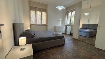 3 habitaciones, caja de seguridad en la habitación y escritorio