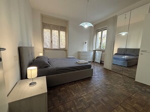 3 chambres, coffres-forts dans les chambres, bureau