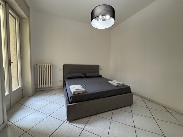 3 عدّة غرف نوم وخزنة داخل الغرفة ومكتب ومكواة/لوح كي