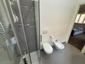 تجهيزات دش، مجففات شعر، مراحيض شطف، مناشف