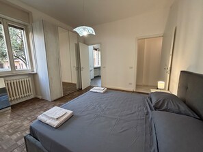 3 عدّة غرف نوم وخزنة داخل الغرفة ومكتب ومكواة/لوح كي