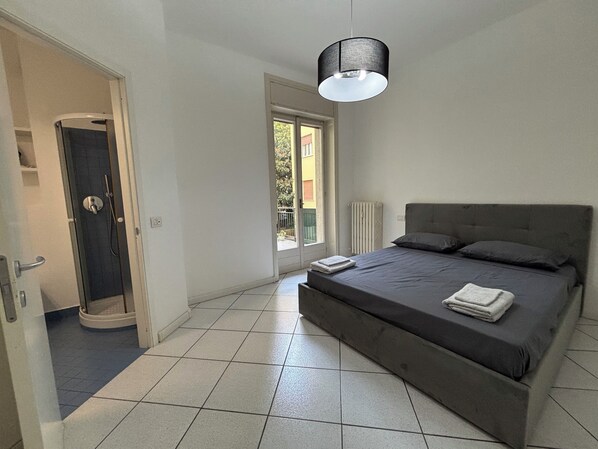3 bedrooms, in-room safe, desk, iron/ironing board
