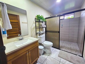 Suihku, hiustenkuivaaja, pyyhkeet, saippua