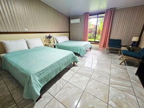 4 makuuhuonetta, tallelokero huoneessa, silitysrauta/-lauta