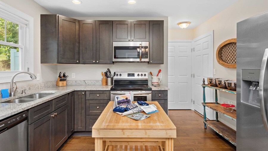 Sleeps 20, Entire Duplex Patio + Fire Pit 6 Minutes to Downtown Asheville