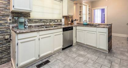 8 guests~Pool~Steam Room!~Great Midtown Memphis Location