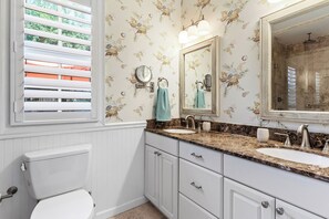 Chuveiro, secador de cabelo, toalhas de banho, sabonete