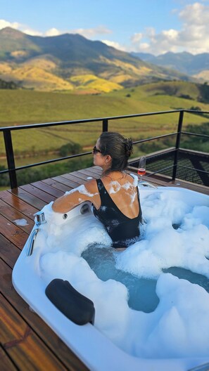 Outdoor spa tub - Luxury Cabin in the Mantiqueira Mountains - Alecrim Cabin (Itanhandu)