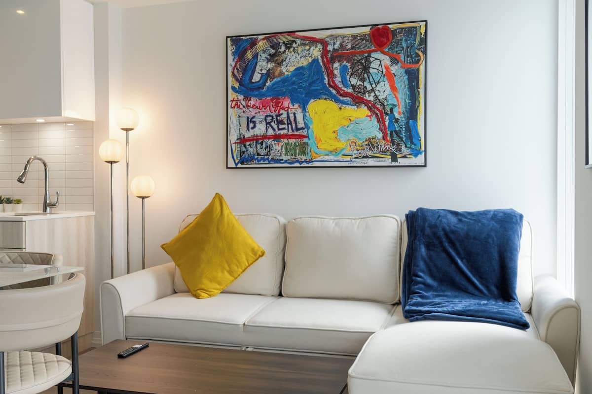 Luxury-Apartment | Wohnbereich | 55-Zoll-LED-Fernseher mit Digitalempfang