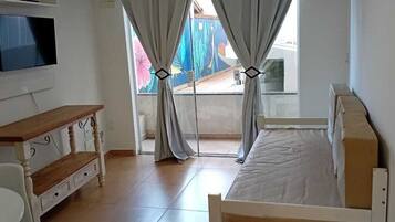 Apartemen Standar | Area keluarga | TV