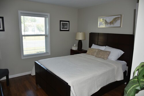 Relaxing 3 bedroom rancher minutes to outlets and beaches