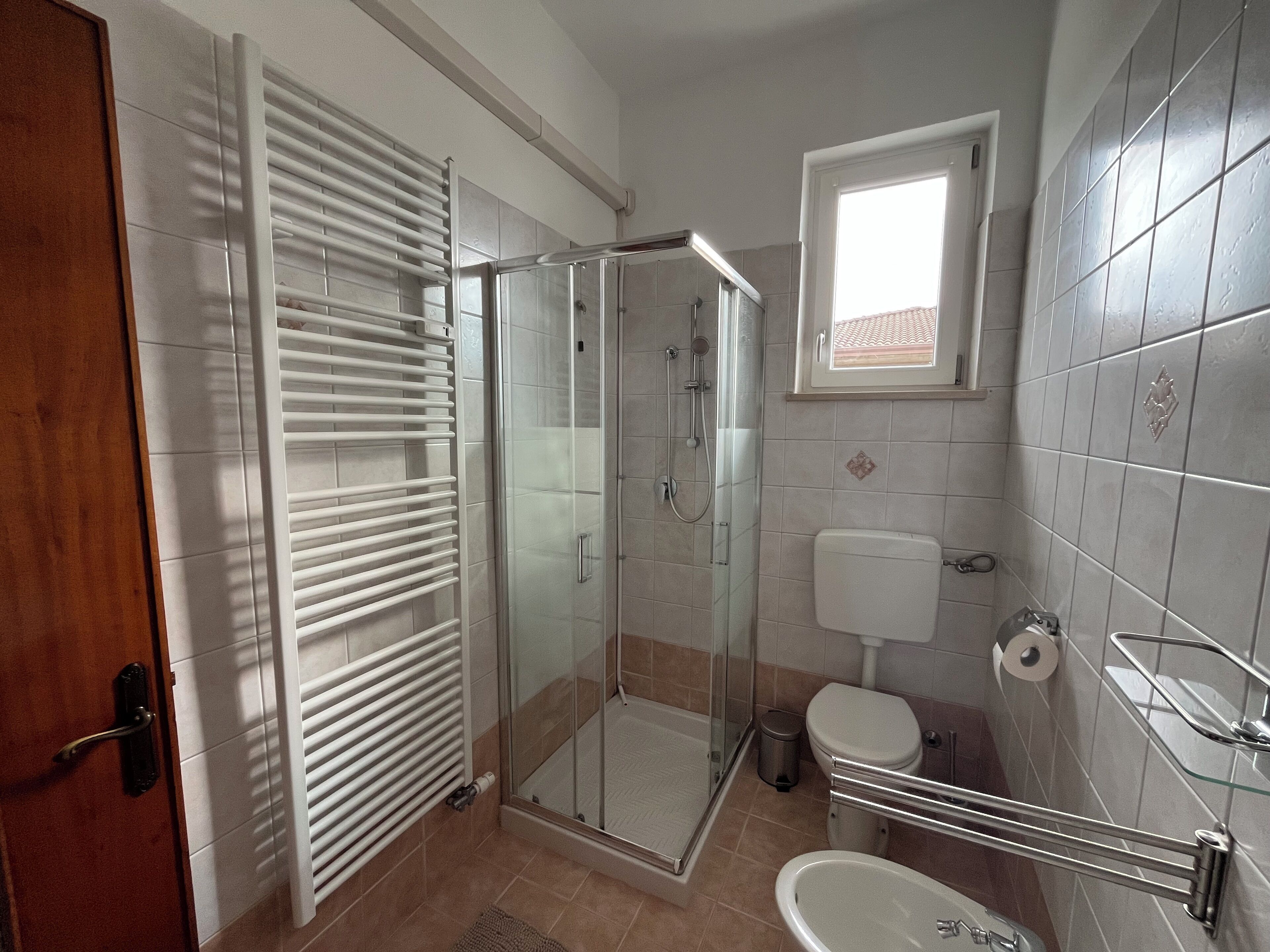 Douche, sèche-cheveux, bidet, serviettes fournies