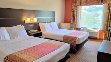 Tweepersoonskamer | Een bureau, een laptopwerkplek, verduisterende gordijnen