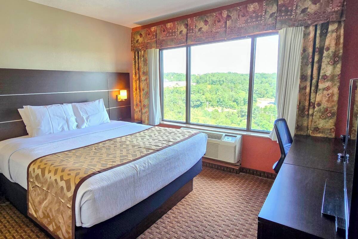 Business Suite | Desk, laptop workspace, blackout drapes, iron/ironing board