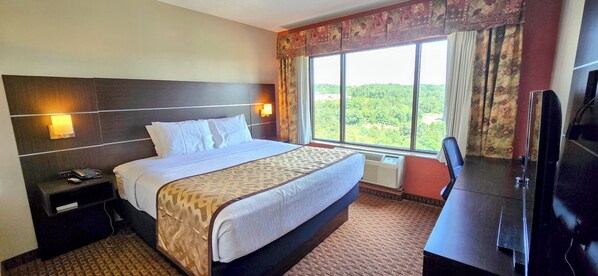 Suite empresarial | Escritorio, espacio para trabajar con laptop y cortinas blackout 