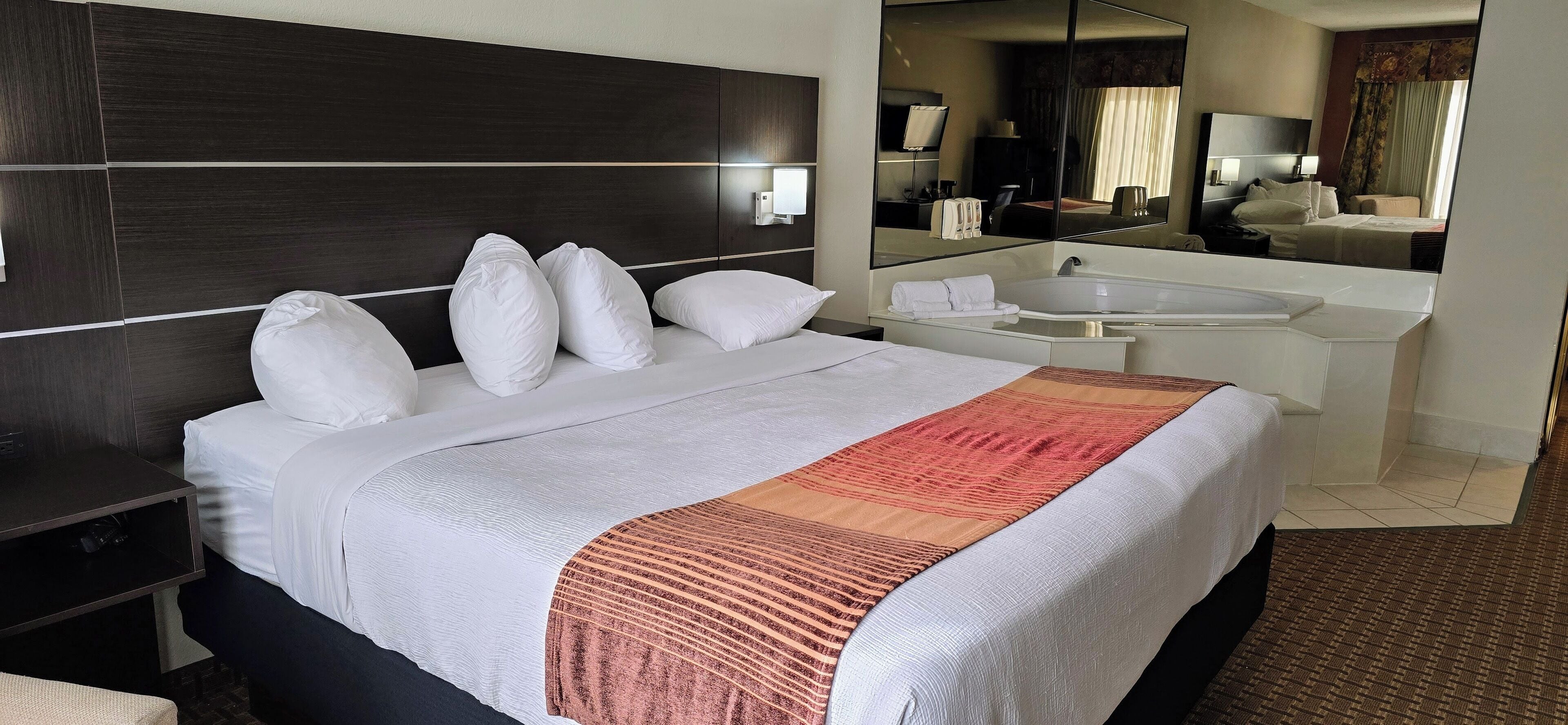 Luxury Suite | Desk, laptop workspace, blackout drapes, iron/ironing board