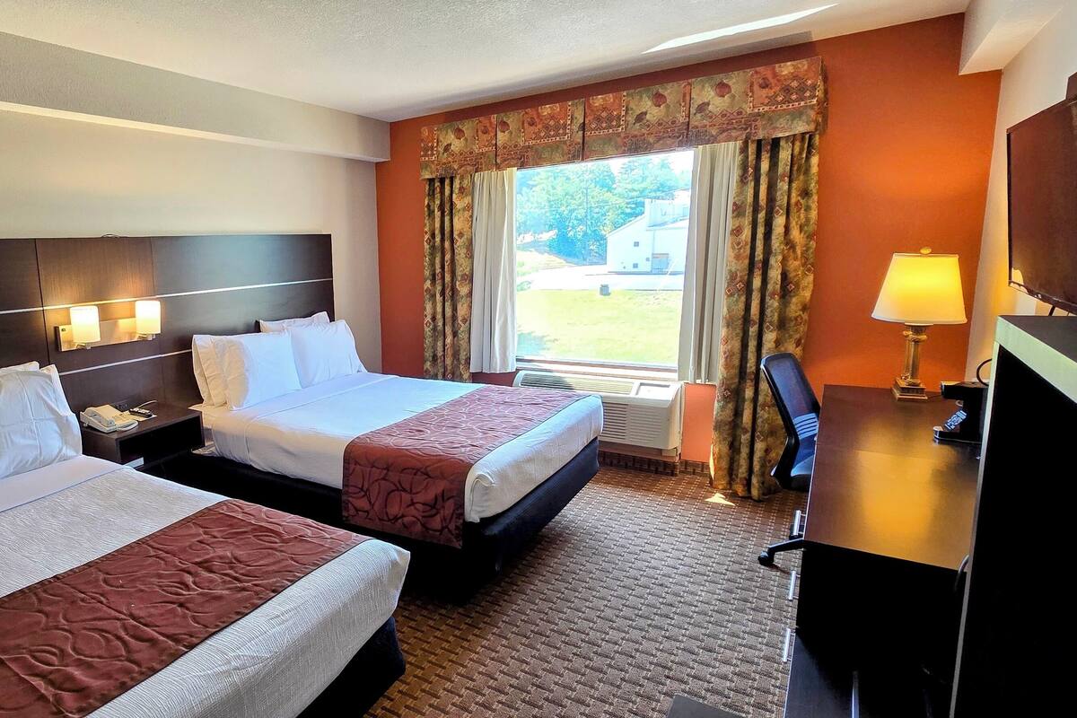 Traditional Double Room | Desk, laptop workspace, blackout drapes, iron/ironing board