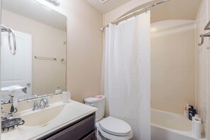 Sèche-cheveux, serviettes fournies, savon, papier toilette