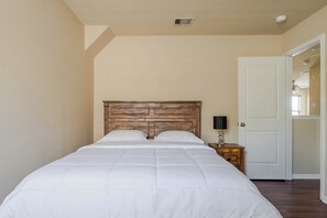 4 habitaciones, tabla de planchar con plancha, wifi y ropa de cama