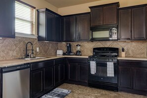 Microondas, horno, parrilla de estufa y lavavajillas