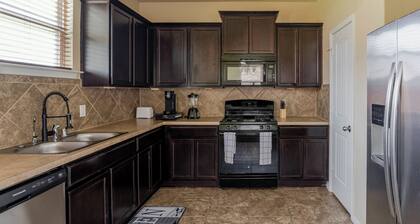 The Gateway; Lovely 3-bedroom house with sleeping area in Houston