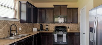 The Gateway; Lovely 3-bedroom house with sleeping area in Houston
