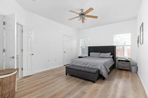 3 bedrooms, desk, free WiFi, bed sheets - 3BR+Office - Work & Family Ready (Austin)