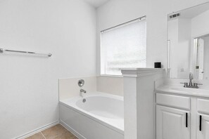 Hair dryer, bidet, towels, soap - 3BR+Office - Work & Family Ready (Austin)