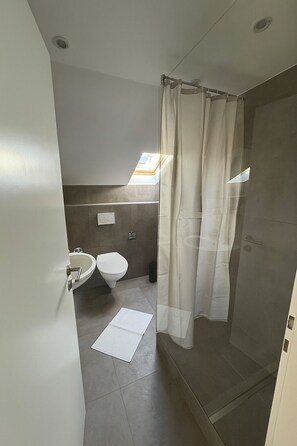 Dusj, hårføner og toalettpapir