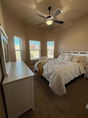 3 bedrooms, iron/ironing board, WiFi, bed sheets - Chic Family Retreat- Amazing 3-bedroom house with AC in NE El Paso (El Paso)