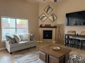TV, fireplace - Chic Family Retreat- Amazing 3-bedroom house with AC in NE El Paso (El Paso)